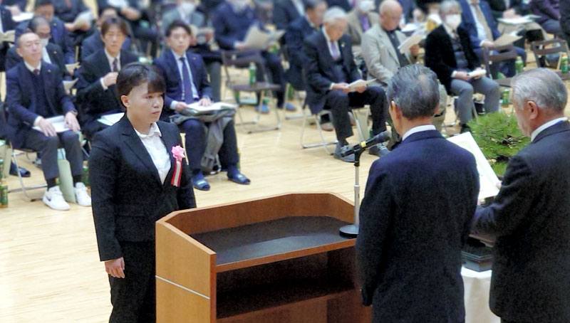 優秀選手賞で表彰を受けたパリパラリンピック柔道女子70キロ級(弱視)銅メダリストの小川さん(左)=市原市のゼットエー武道場