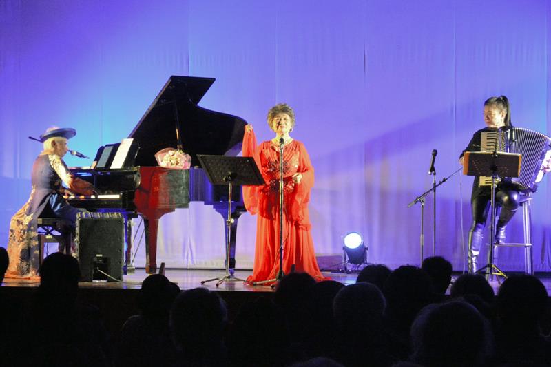 コンサートをする(左から)ケイコ・ボルジェソンさん、斎藤芳子さん、渡辺ヒロ子さん