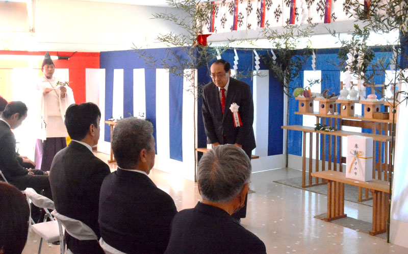 安全祈願祭で玉串をささげた太田市長＝いすみ市