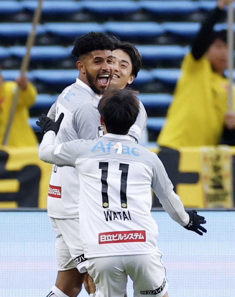 福岡―柏　後半、先制ゴールを決め喜ぶ柏・ジエゴ（左）＝ベススタ