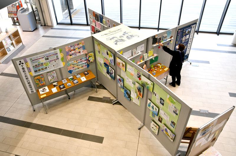 香取市内の高校生がお薦めの本を紹介する展示スペース＝香取市