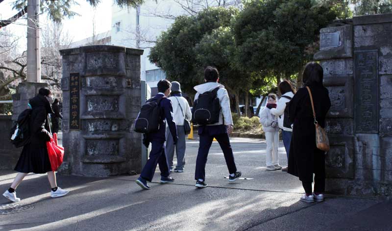 午前8時半過ぎから受験生が続々と集まった県立千葉高=18日午前、千葉市中央区