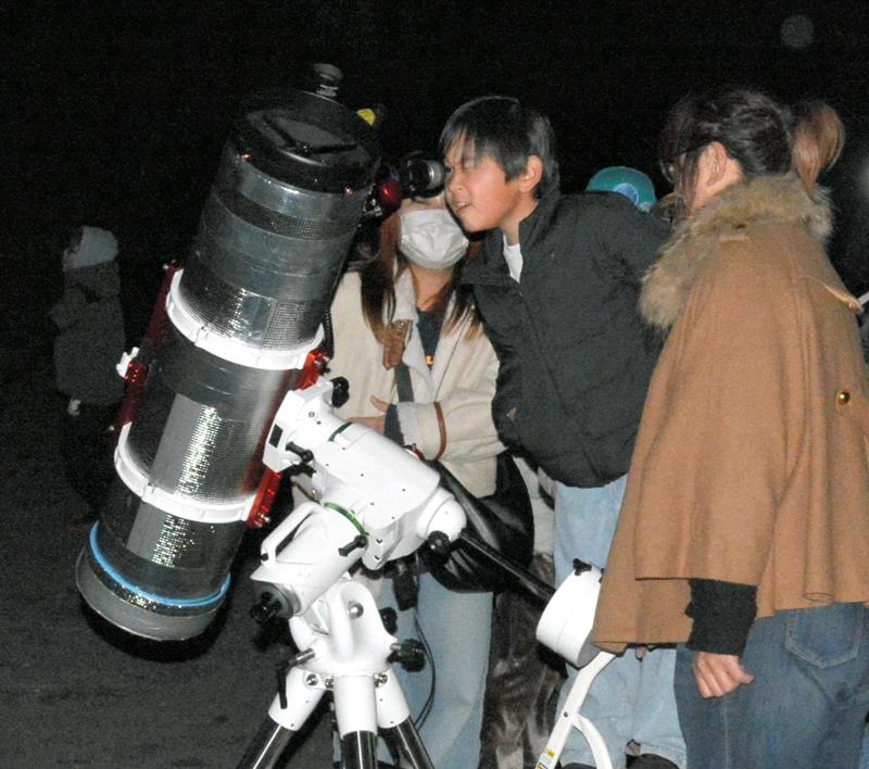 天体望遠鏡で惑星を見る参加者ら=いすみ市