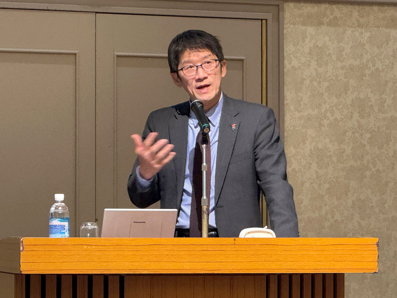 千葉政経懇話会2月例会で講演するちばぎん総研の前田社長=26日、千葉市中央区のホテル