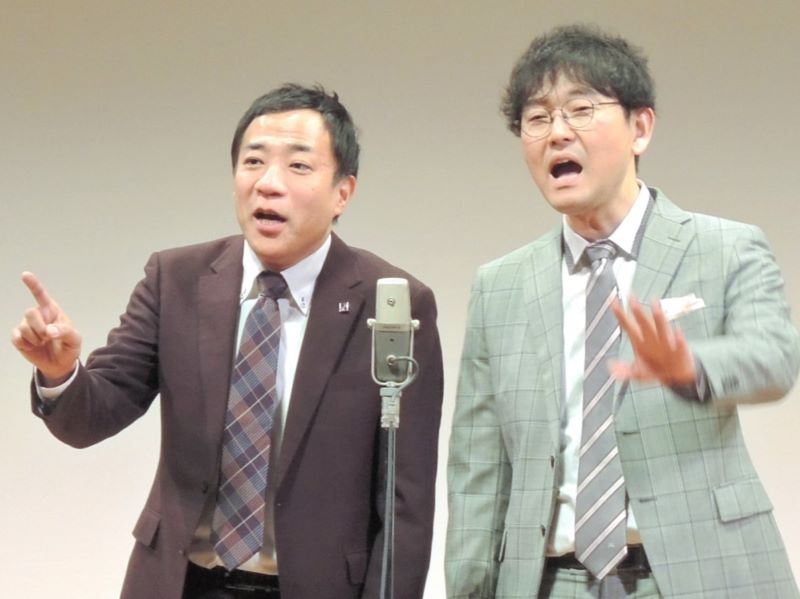 我孫子市制施行５５周年記念の「ふるさとお笑いＬｉｖｅ！」で、相方の土屋伸之さん（右）と漫才を披露するナイツの塙宣之さん＝２２日、同市