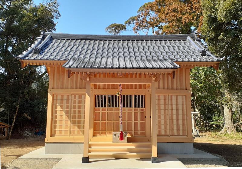 再建された三嶋神社の社殿（再建委提供）