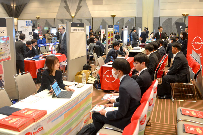多くの学生が集まった合同会社説明会の会場＝３日、千葉市美浜区の幕張メッセ