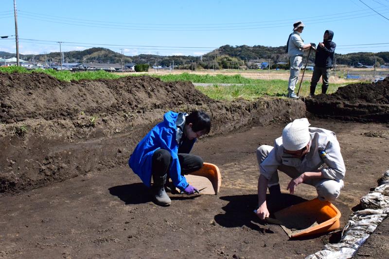 仮家塚遺跡を発掘する調査団のメンバー=20日、南房総市