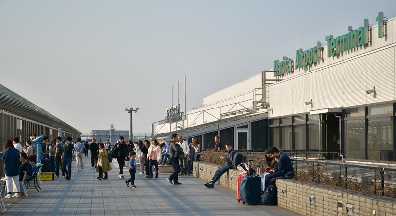 航空機を眺めようと訪れた人々でにぎわう成田空港第1ターミナルの展望デッキ=成田市