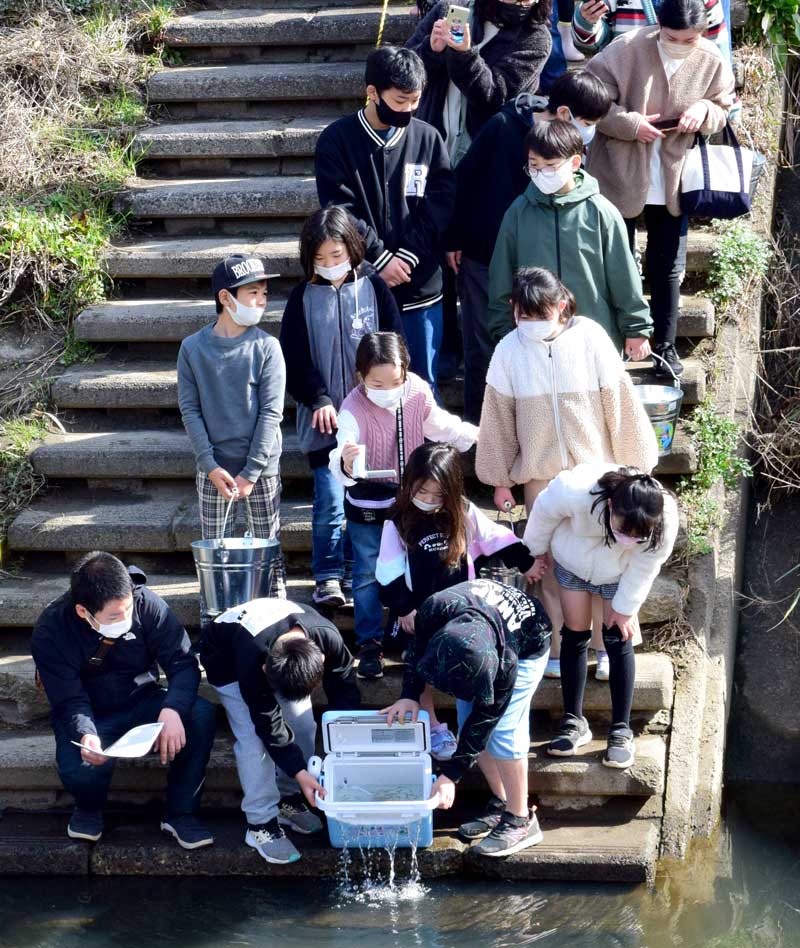 2023年2月の放流会の様子。多くの子どもたちが参加した=睦沢町