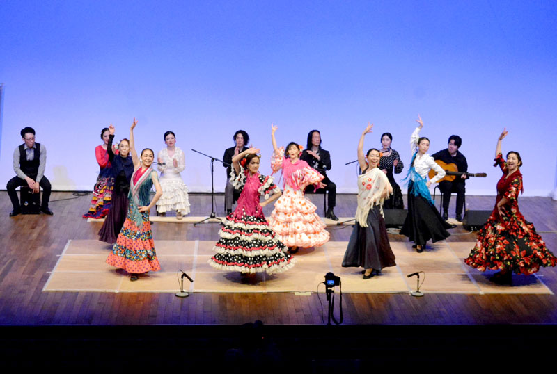 フラメンコを踊る出演者ら=勝浦市