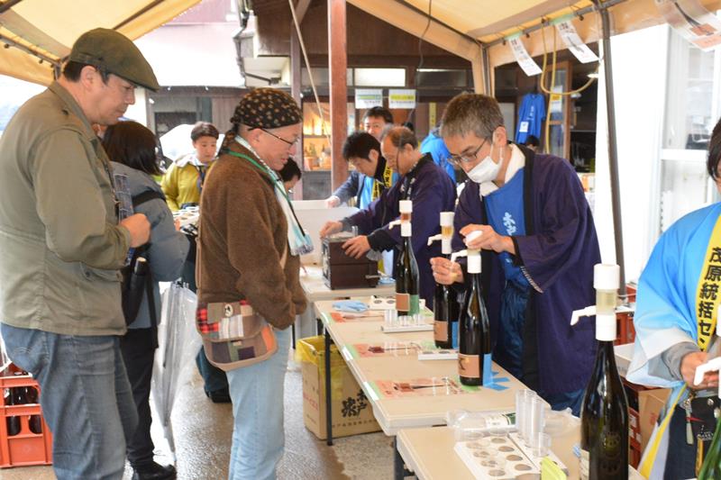 日本酒の飲み比べをする参加者ら=29日、いすみ市