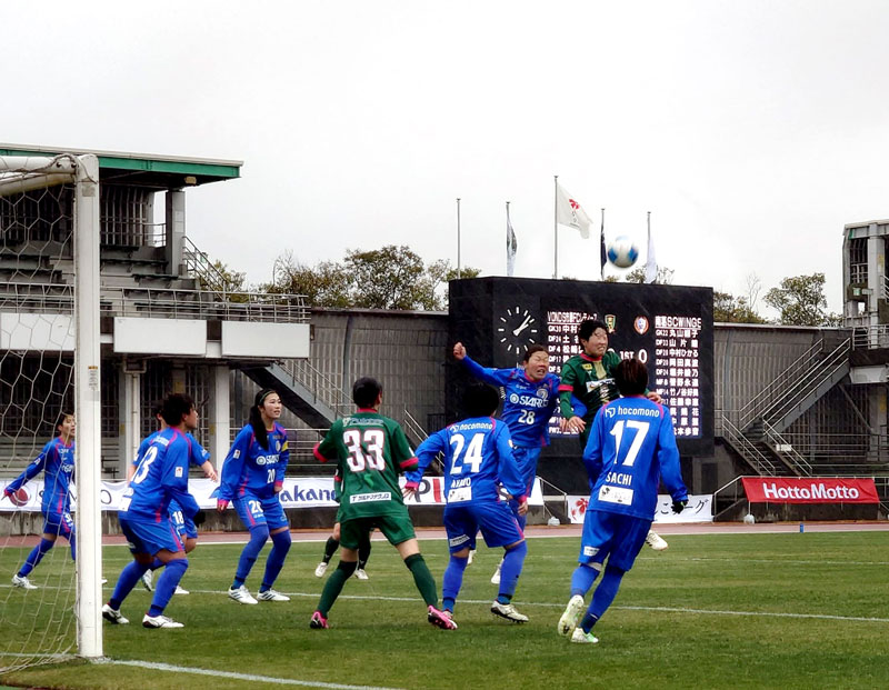 こけら落としの試合でゴール前で競り合う選手ら