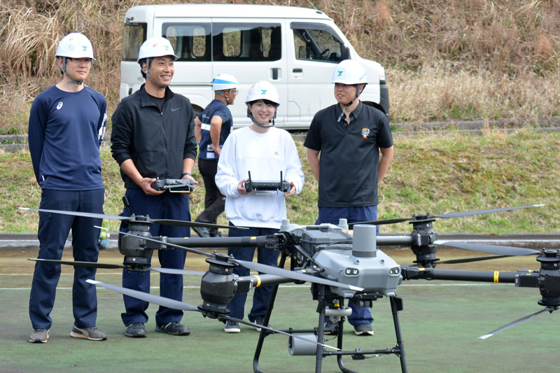 いすみ市が導入した大型物流ドローンの飛行訓練に参加した市職員ら＝２８日、同市