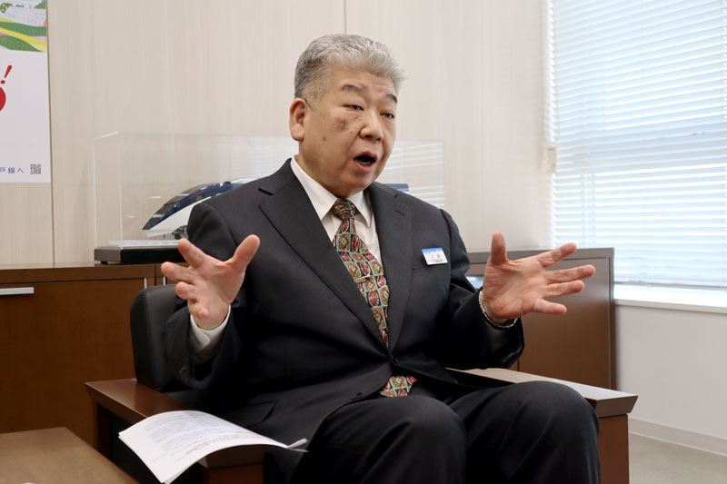 インタビューに応じる京成電鉄の小林敏也社長=25日、市川市