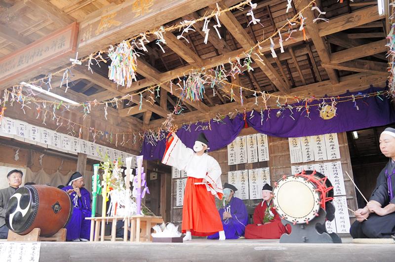 古式ゆかしく演じられた、春恒例の「熊野神社の神楽」＝２０日、旭市