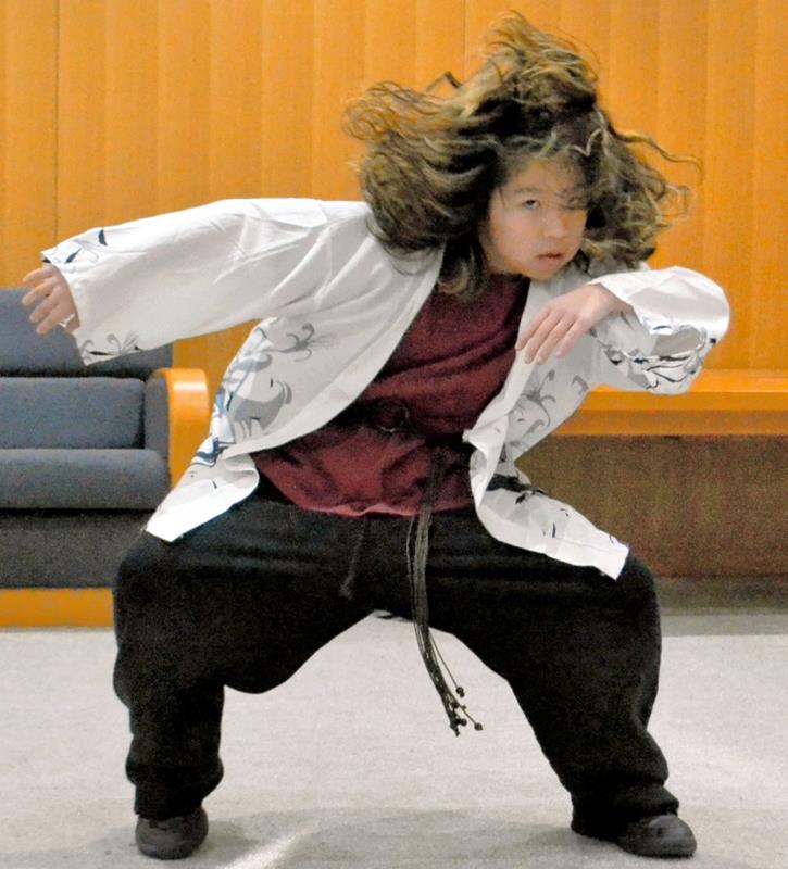 得意のヒップホップダンスを披露する相楽さん=千葉市役所