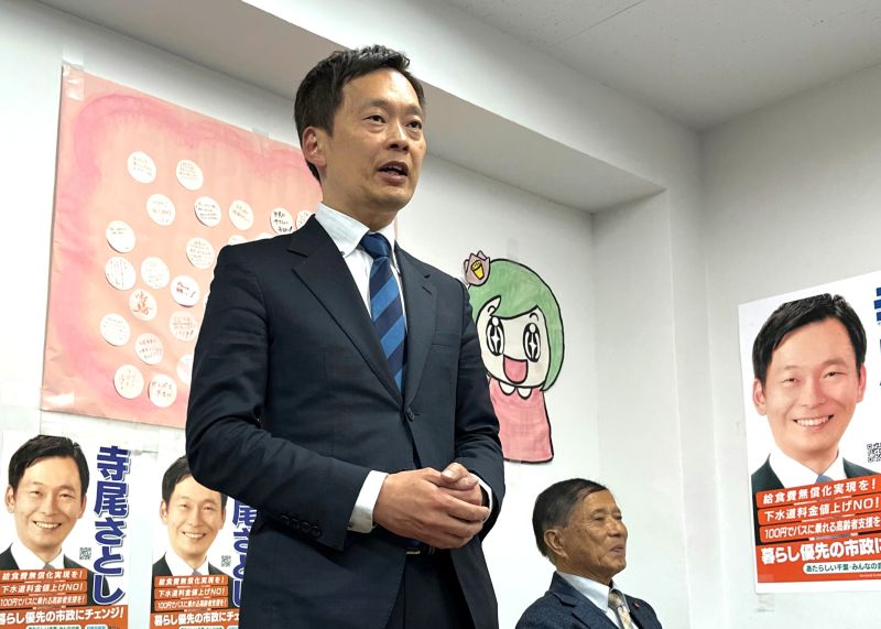 敗戦の弁を述べる寺尾氏＝１６日、千葉市中央区