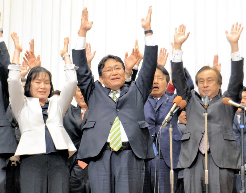 支持者らと万歳三唱する神谷氏（中央）＝１６日、千葉市中央区