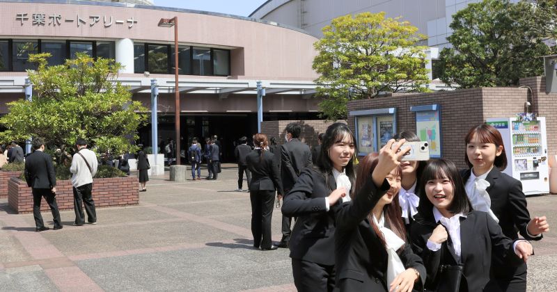 入学式で記念撮影を楽しむ新入生ら=5日、千葉市中央区