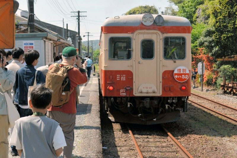 引退する旧国鉄時代の旧型ディーゼル車両「キハ52形125号車」。「惜別キハ52」のヘッドマークが付けられた=27日、大多喜町のいすみ鉄道大多喜駅