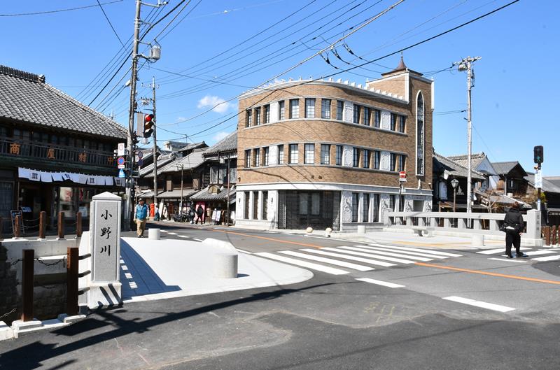 歩道拡幅工事終了後の忠敬橋＝今年３月