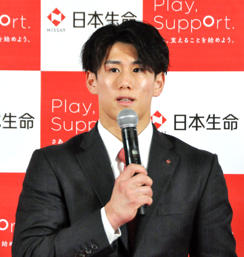 日本生命と所属契約を結び、意気込みを語る体操の橋本大輝＝１日午後、東京都内（共同）