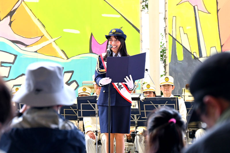 一日署長に任命されたモデルの西野あいりさん＝５日、千葉市美浜区