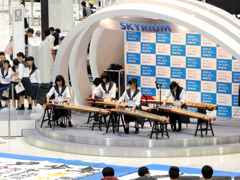 SGH(スーパーグローバルハイスクール)の「日本文化発信プロジェクト」。成田空港で箏曲部が演奏を披露した