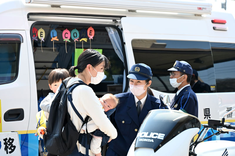 親子連れに話しかける千葉北署員=7日、千葉市稲毛区