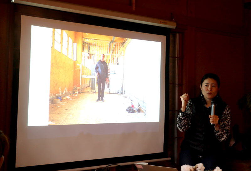 シリアに帰国してサイドナヤ刑務所を訪れた夫ラドワンさんの様子を、自ら撮影した写真で説明する小松さん=3月、我孫子市