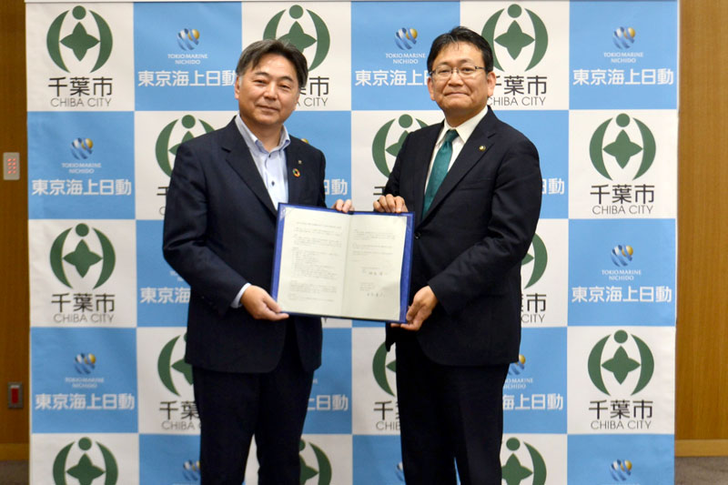 協定書を取り交わす東京海上日動火災保険の垣谷支店長(左)と神谷市長=千葉市役所