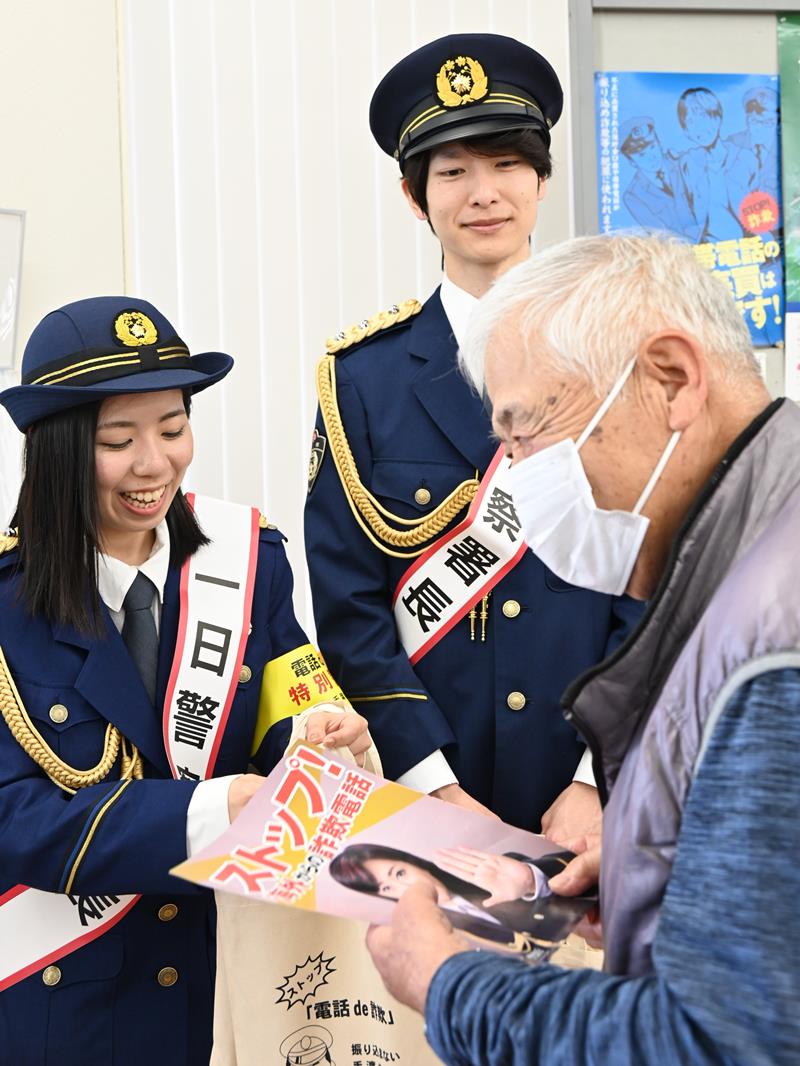 利用客にチラシを渡す千葉興業銀行の須藤さん（左）ら＝１５日、市原市五井