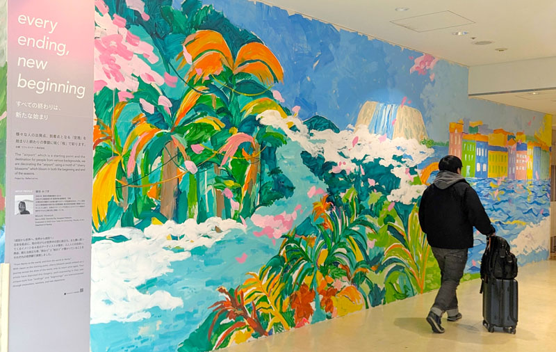 桜の花びらが美しい自然の中を舞う様子を描いた壁画＝成田市