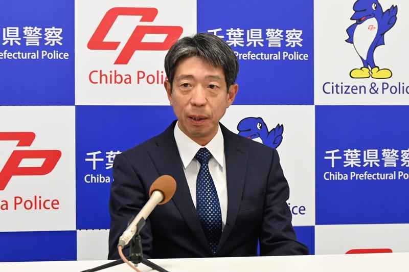 離任会見で県警への思いを語る宮沢氏＝１７日、県警本部