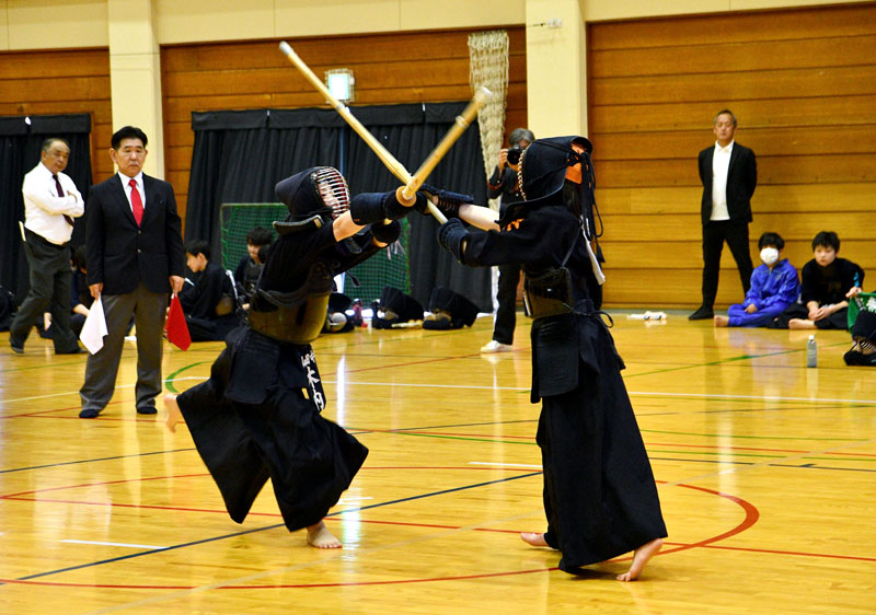 中学生剣士が竹刀を交え、熱戦を繰り広げた＝神崎町