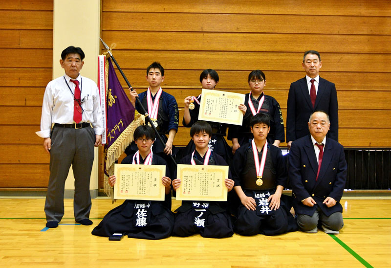 男子団体で優勝した匝瑳市立野栄中のメンバーら