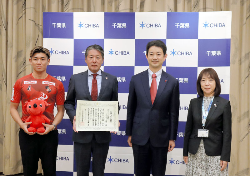 殊勲賞を受賞したバルドラール浦安の（左から）本石選手と塩谷代表＝２２日、県庁