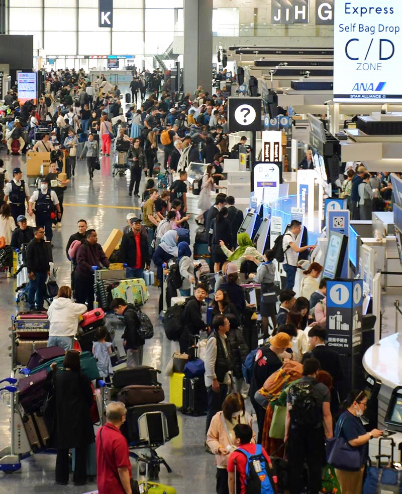 ゴールデンウイークの大型連休に合わせて海外に向かう日本人や外国人でにぎわう成田空港第1ターミナルの国際線出発ロビー=25日午後、成田市