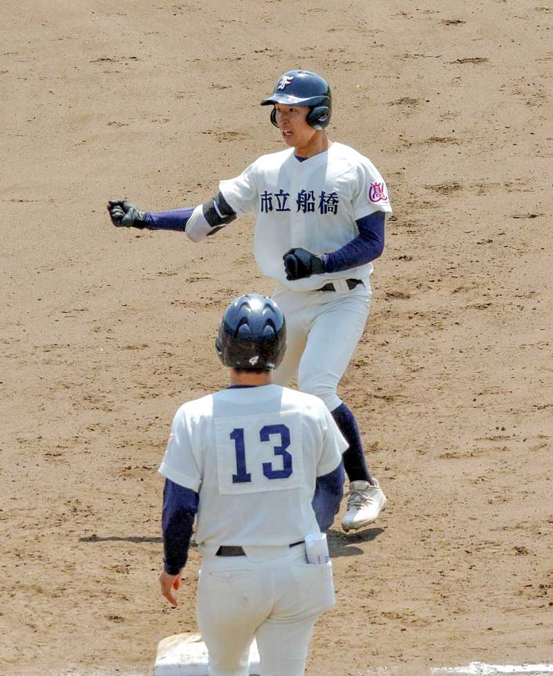 市船橋―千葉黎明　７回表市船橋２死満塁で決勝の２点適時打を放ち喜ぶ清水公＝県総合ＳＣ