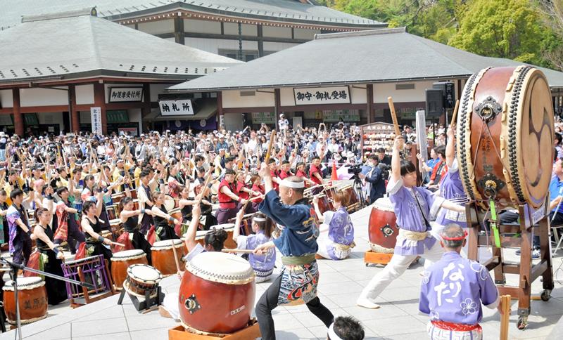 大太鼓の打音に合わせて大勢の演奏者が力強く太鼓を打ち鳴らす成田太鼓祭の千願華太鼓=19日、成田市の成田山新勝寺
