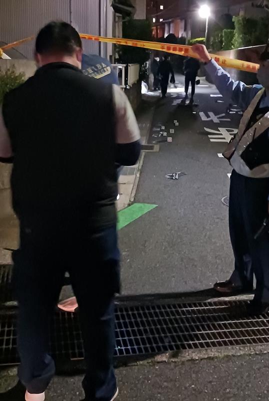 女性が倒れていた現場の路上付近を調べる捜査員=11日夜、千葉市若葉区若松町