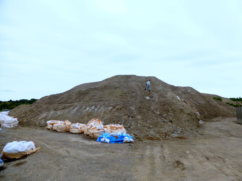 無許可で埋め立てられた残土。高さは最大で１７メートルに達し、これまでに砂ぼこりや崩落なども発生している＝２３日、市原市海保