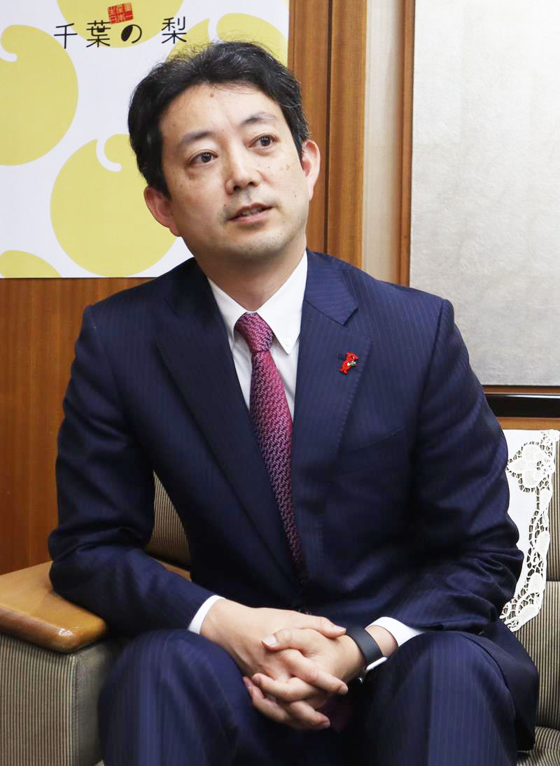 インタビューに応じる熊谷知事＝千葉県庁