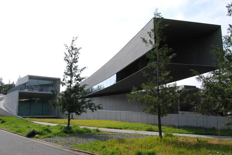 金属の筒が突き出たような不思議な外観。周辺に生える芝生は、昭和の森公園と同じものを植えているという＝４月、千葉市緑区あすみが丘東のホキ美術館