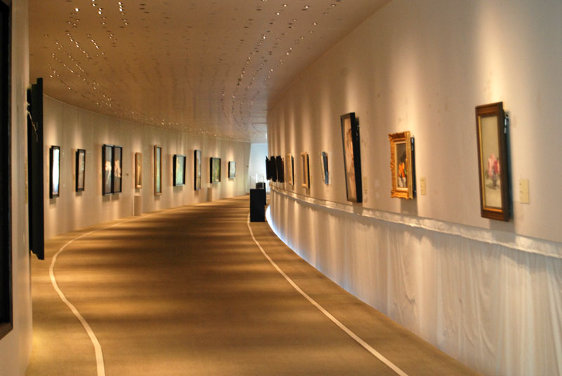 内側の壁は緩やかに湾曲。天井にはＬＥＤ照明やスピーカーが埋め込まれている（館内は特別に許可を得て撮影しています）