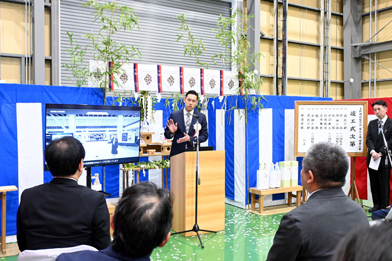 式典後に同社の取り組みについて解説する吉野ＣＥＯ＝千葉市緑区の吉野機械製作所
