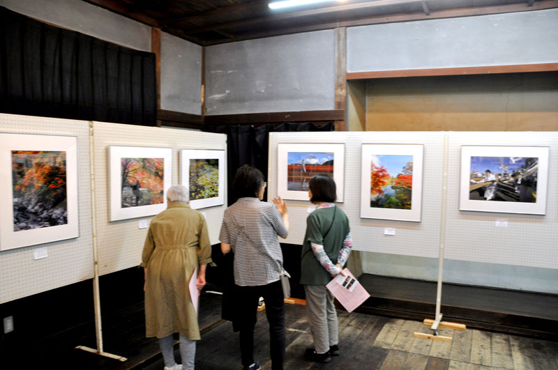 四季の美しい風景を撮影した作品が展示されている「南市原写真クラブ展」＝市原市宿の内田未来楽校