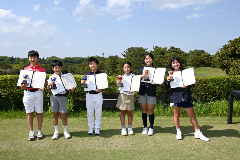 上位入賞を果たした６人＝一の宮カントリー倶楽部