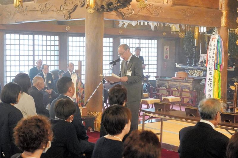法要で会員らを前に銚子木國会の趣意書を読み上げる濱口会長＝６日、銚子市